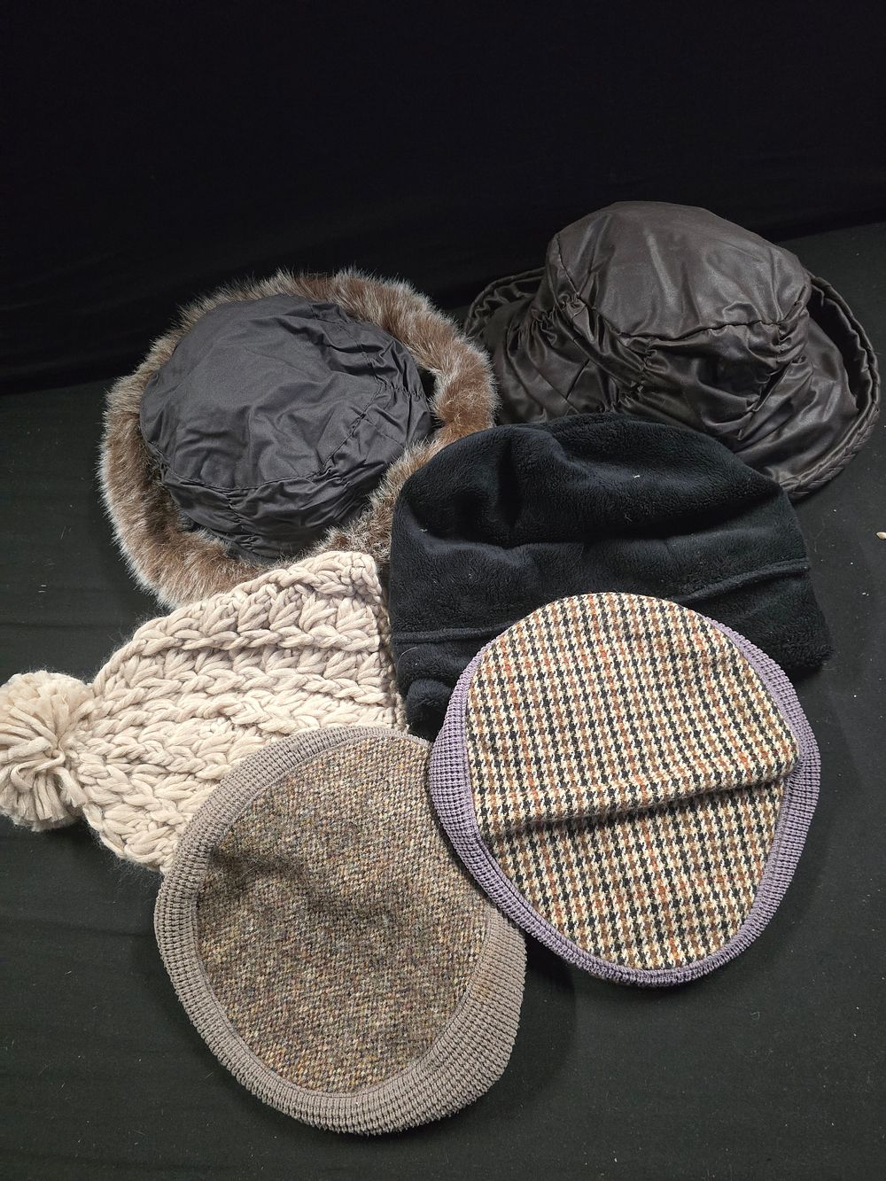 Lot 360: Mens and ladies winter hats and flat caps