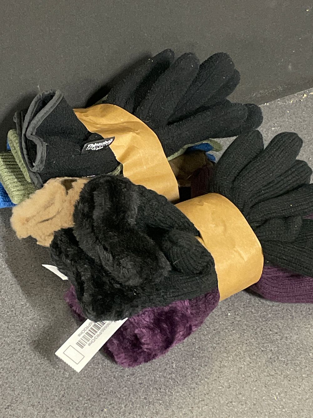 Lot 172: 7 pairs of winter gloves