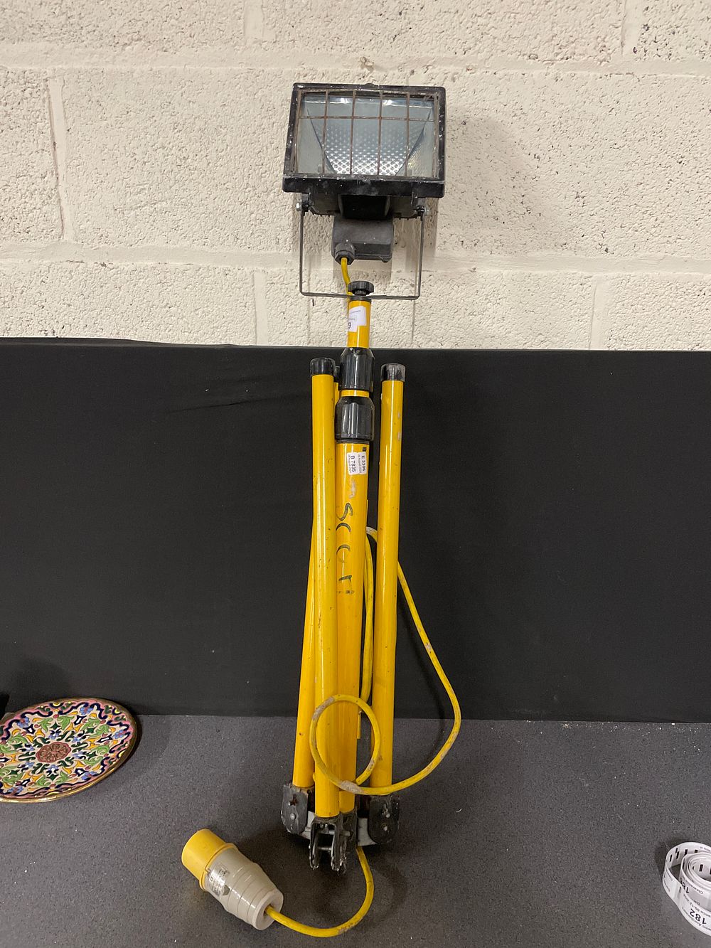 Lot 180: 110v work lamp with tripod