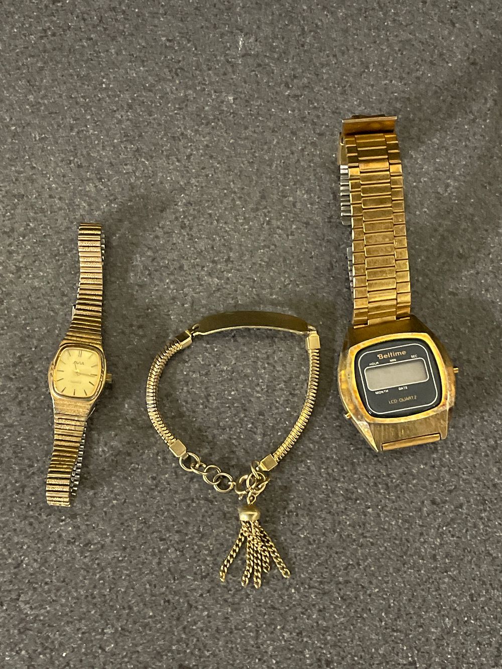 Lot 208: 2 vintage gold coloured watches