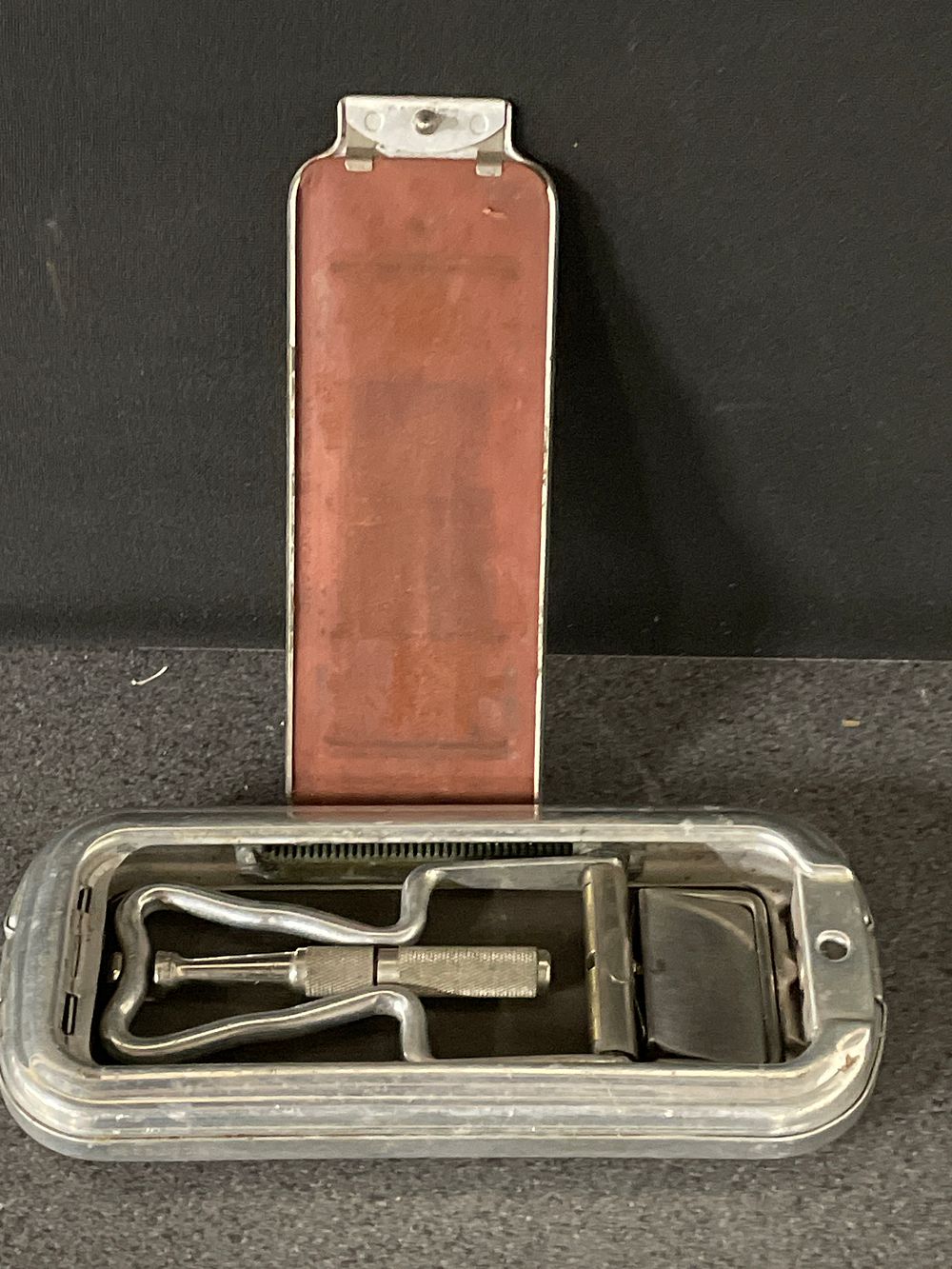 Lot 209: Vintage rolls razor