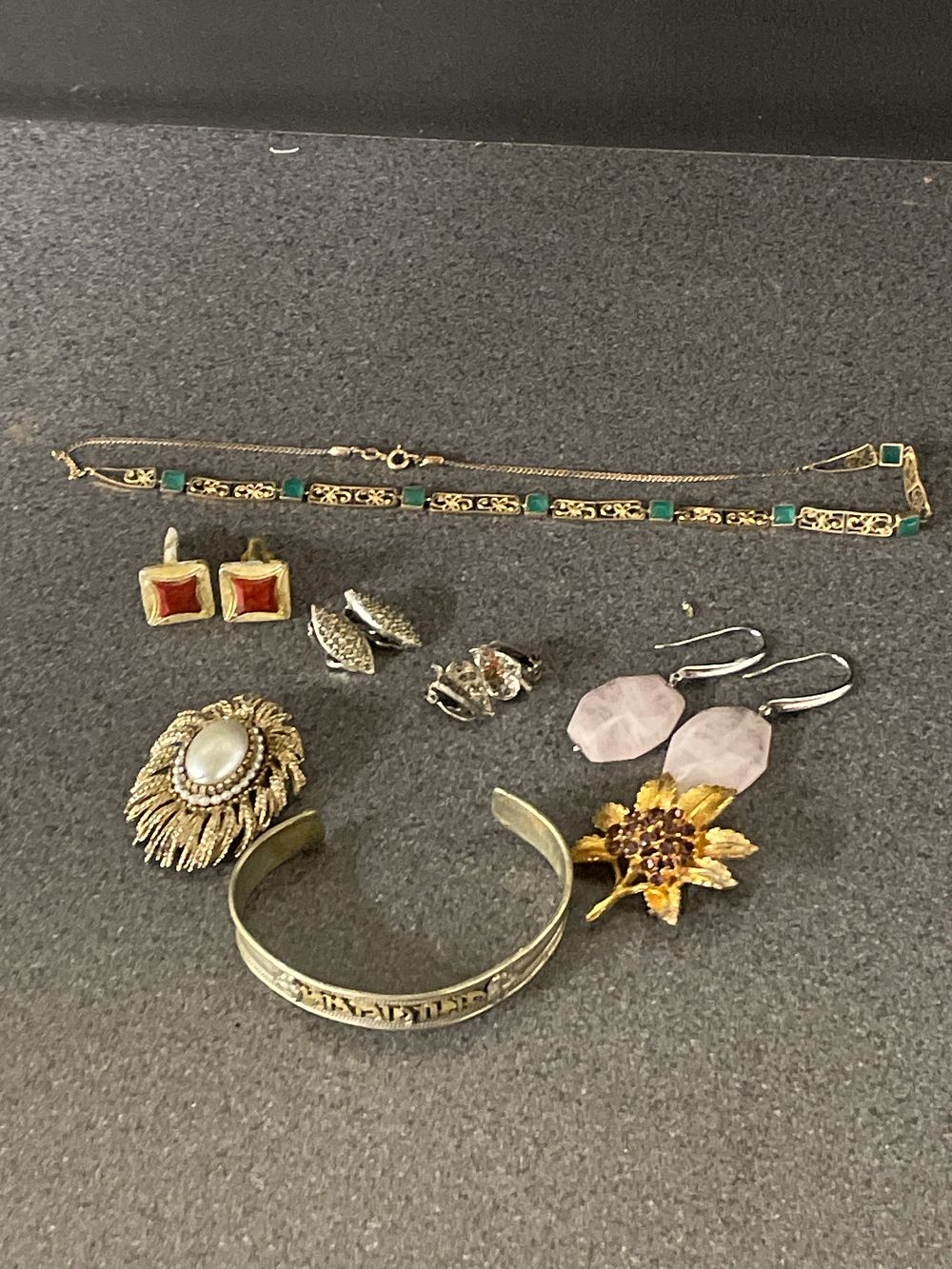 Lot 218: Selection of vintage costume jewellery