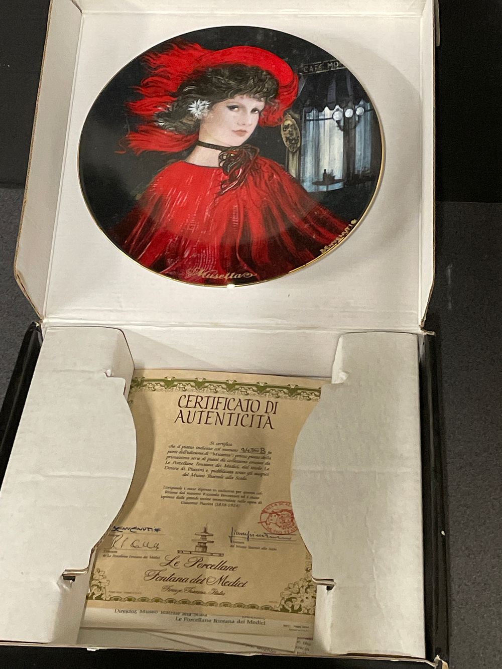 Lot 222: Boxed collectors plate as new with certificate