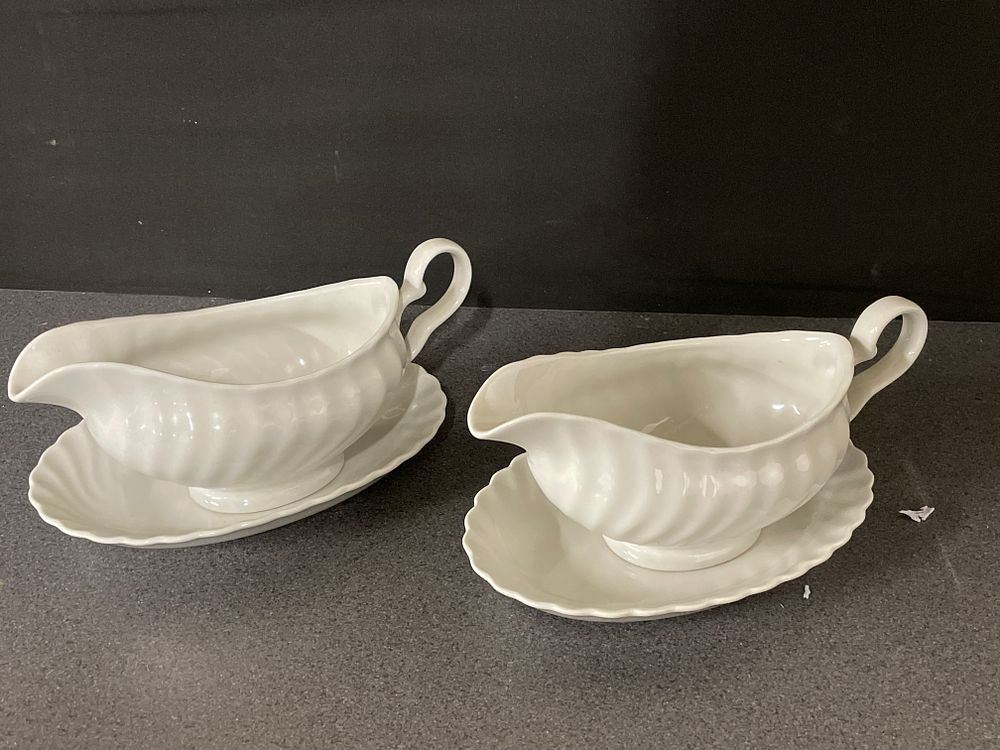 Lot 231: 2 vintage Johnson bros gravy boats