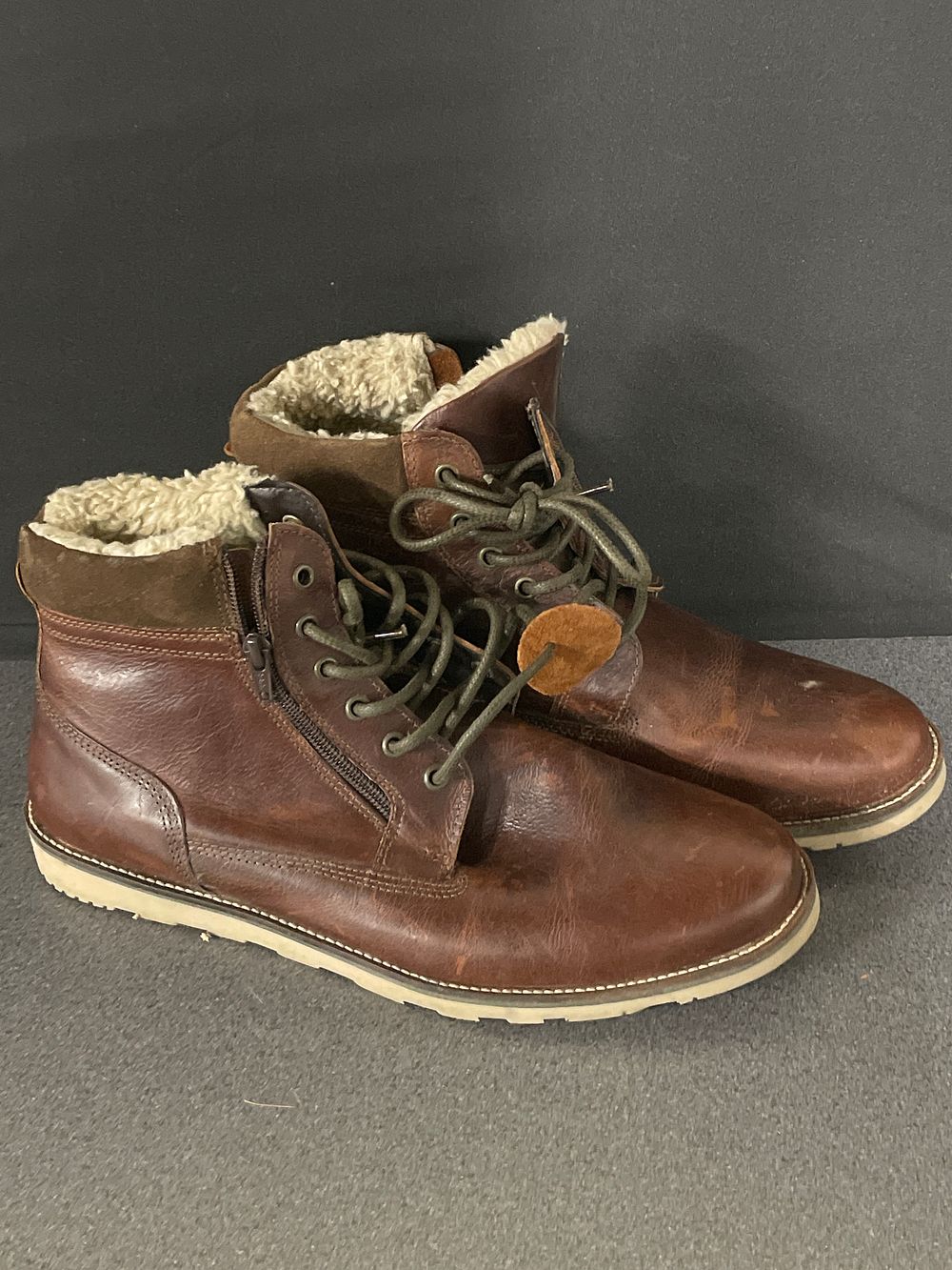 Lot 285: Mens leather fleece lined boots size 11