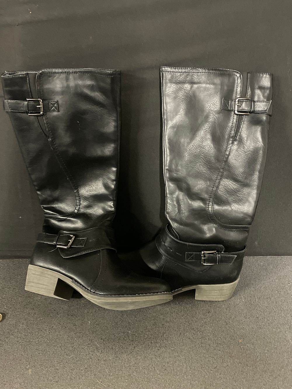 Lot 286: Ladies calf length zip boots size 8