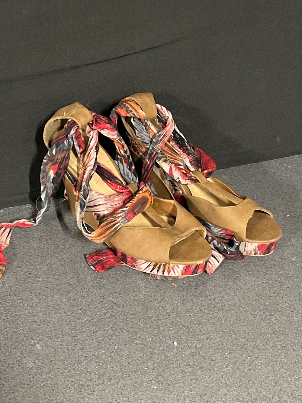 Lot 289: Pair of ladies new look summer shoes size 8