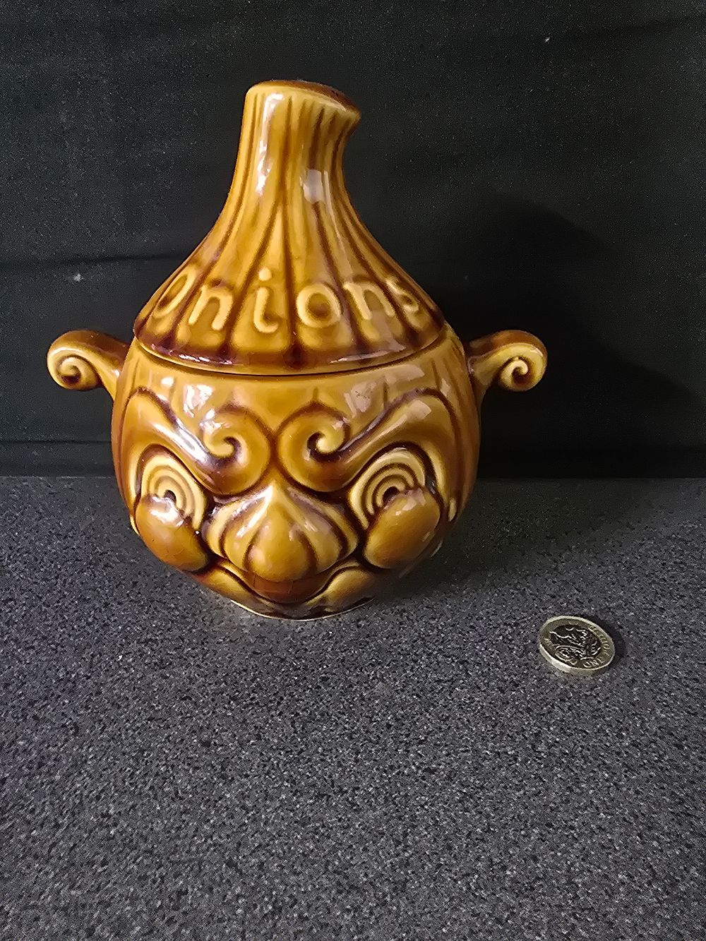 Lot 317: Sadler onions storage jar