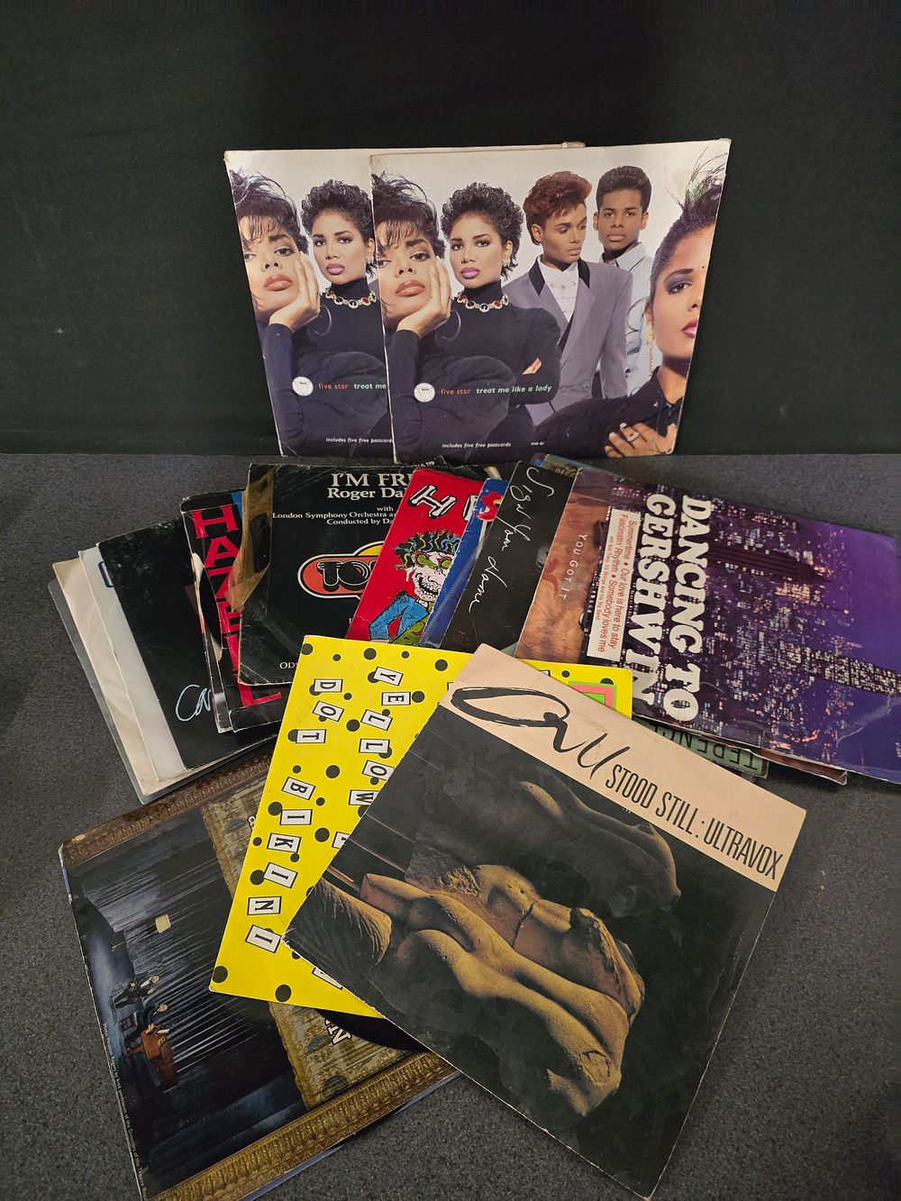 Lot 333: A large collection of Vinyl singles