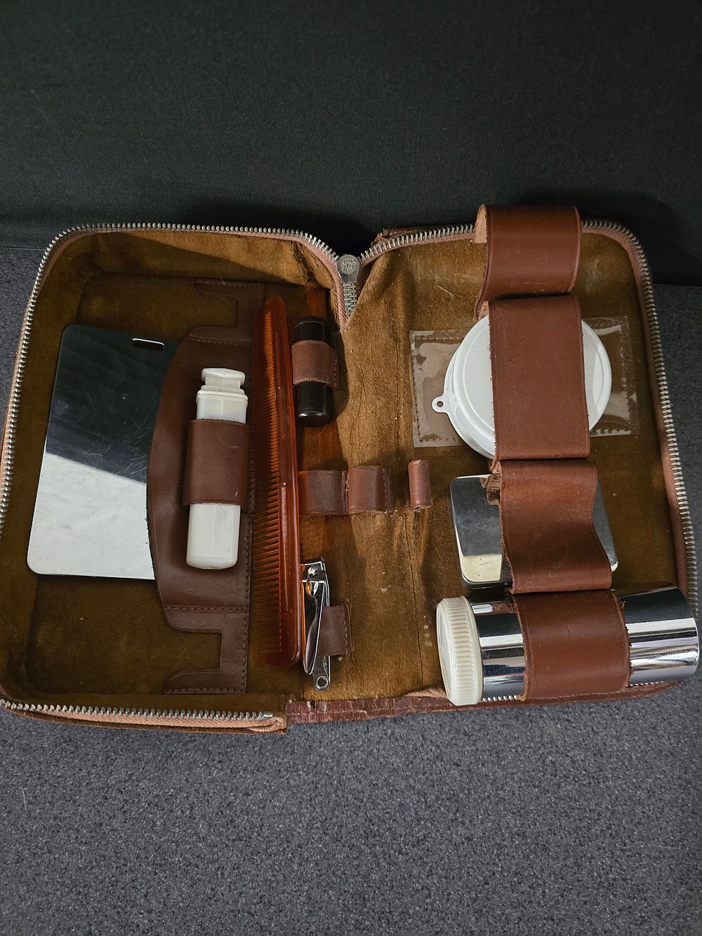 Lot 356: Gentlemans vintage vanity set in case
