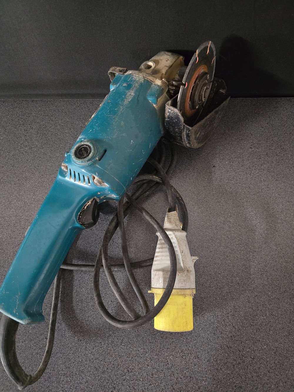 Lot 362: MAKITA 125mm Angle Grinder