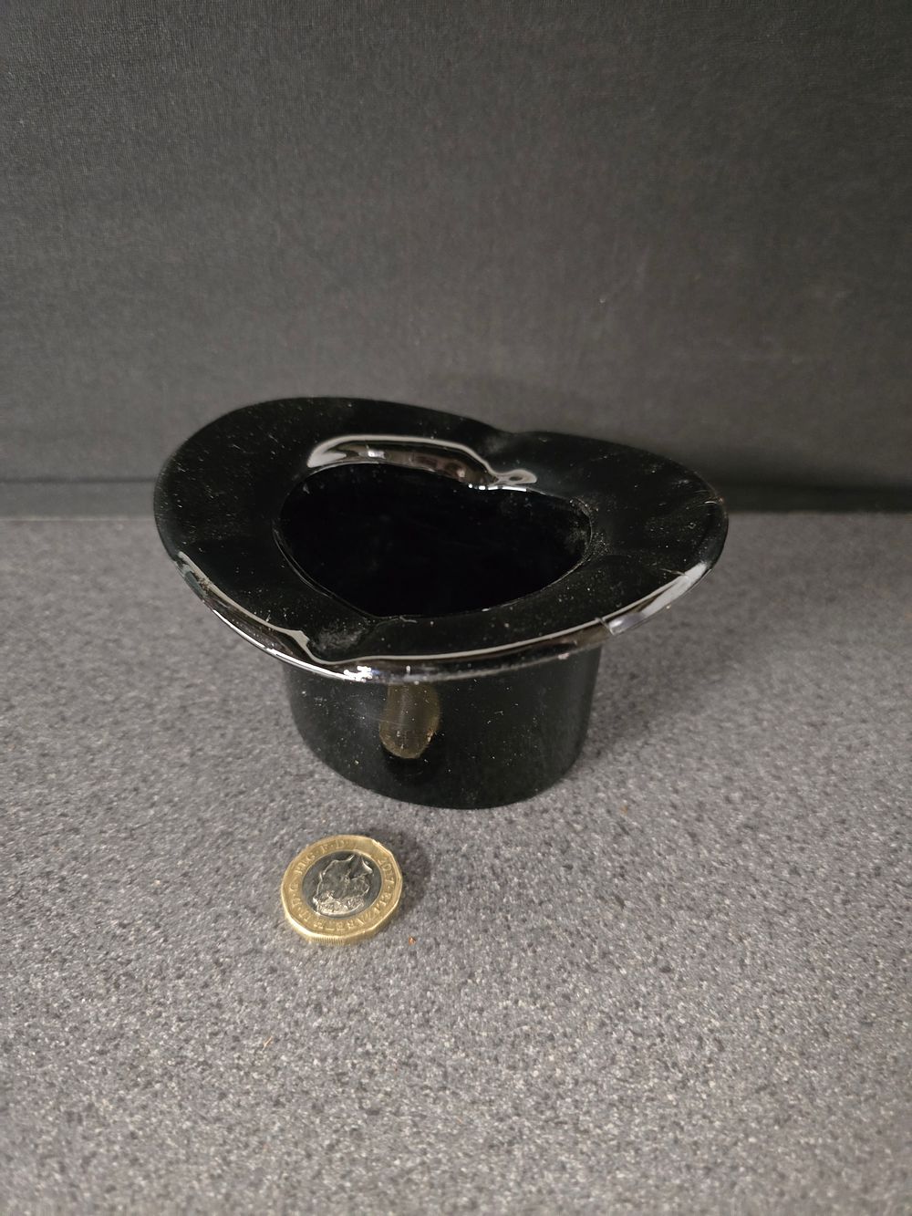 Lot 368: Vintage top hat ashtray