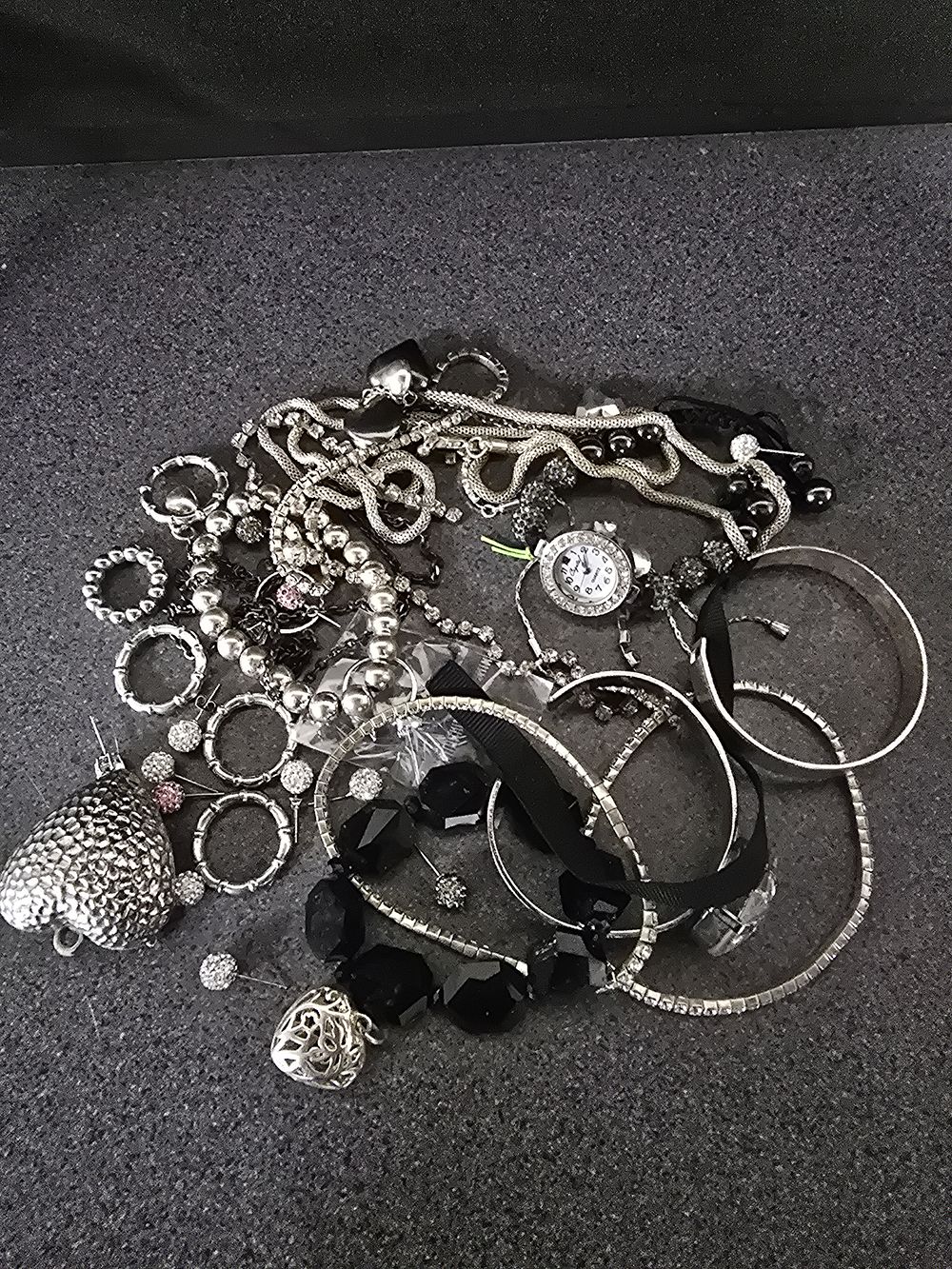 Lot 394: A selection of costume jewellery