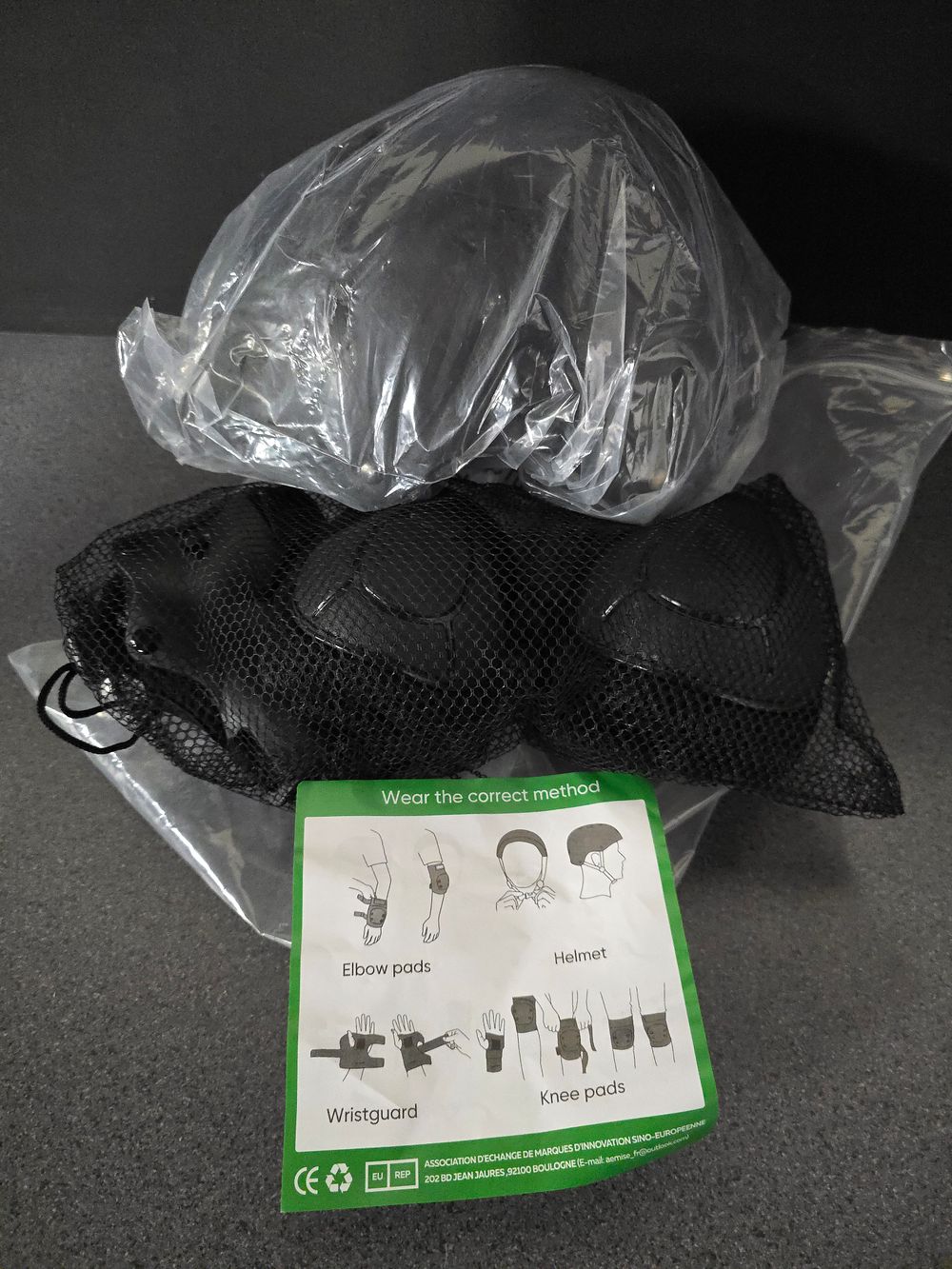 Lot 397: Brand new helmet and knee pads