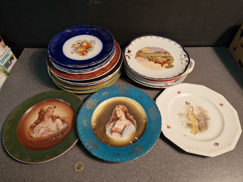Lot 159: Selection of Vintage Collectable Picture Plates