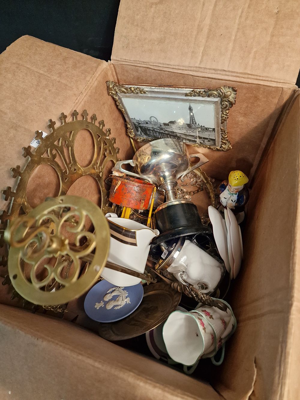 Lot 174: Mixed Box of Vintage and Collectable Items