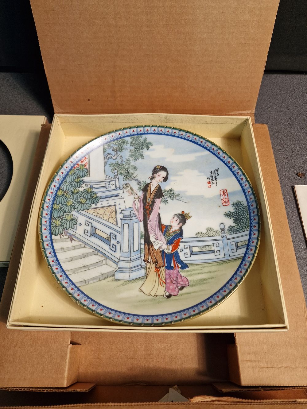 Lot 189: Jingdezhen Porcelain, Beauties of the Red Mansion Plate, Limited Edition 1015018