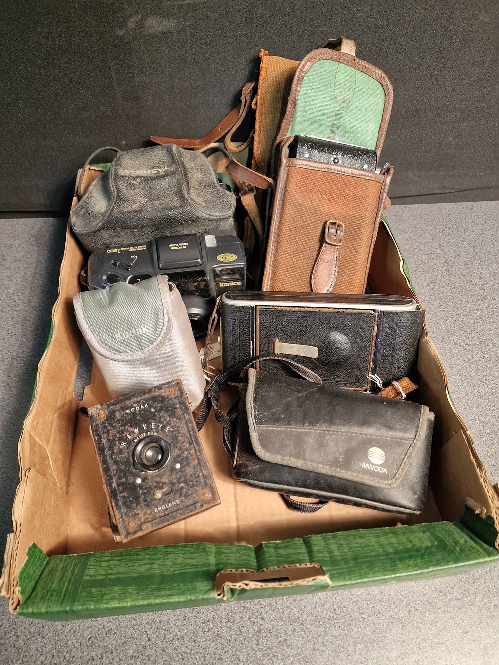 Lot 250: Selection of Vintage Collectable Cameras a/f