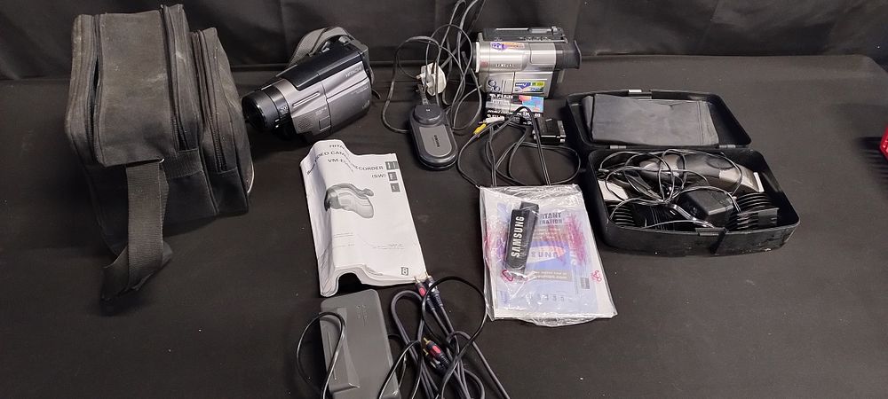 Lot 166: Remington mens grooming kit, Samsung 880x Digital zoom...