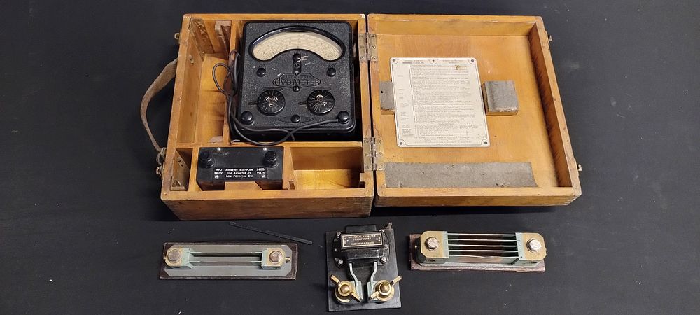 Lot 172: Vintage Universal Avometer.Pattern 48A. In original wooden case