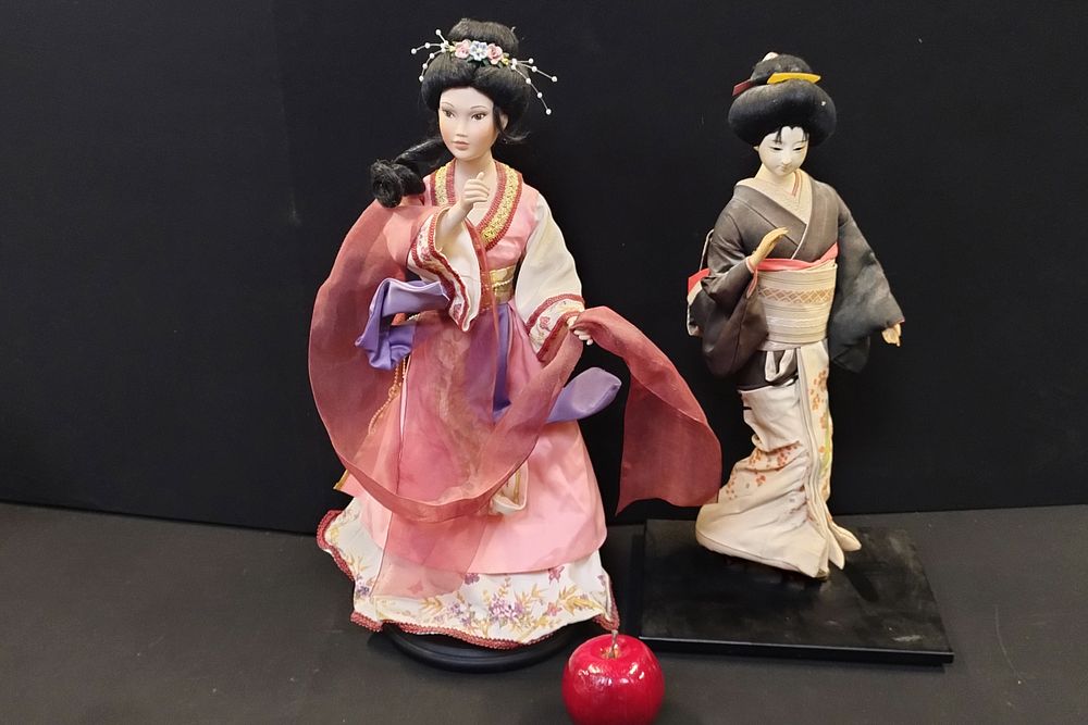 Lot 187: Two oriental collectors dolls on stands