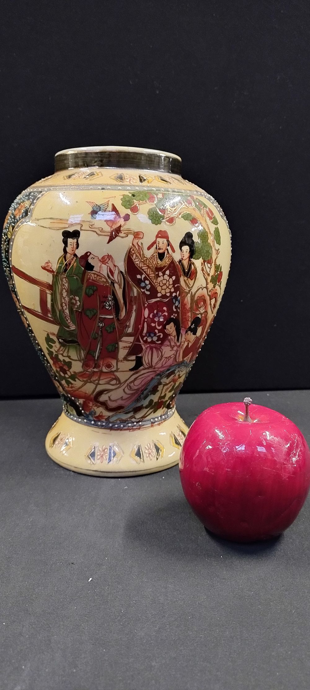 Lot 189: Oriental large ginger jar. Measures approx H 23...