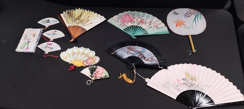 Lot 192: Selection of vintage ladies hand fans