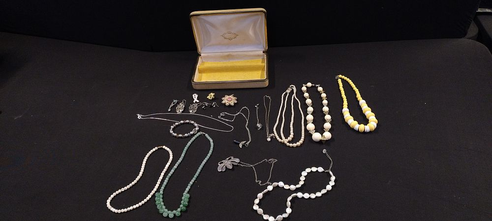Lot 198: Jewellery box with some items of costume jewellery
