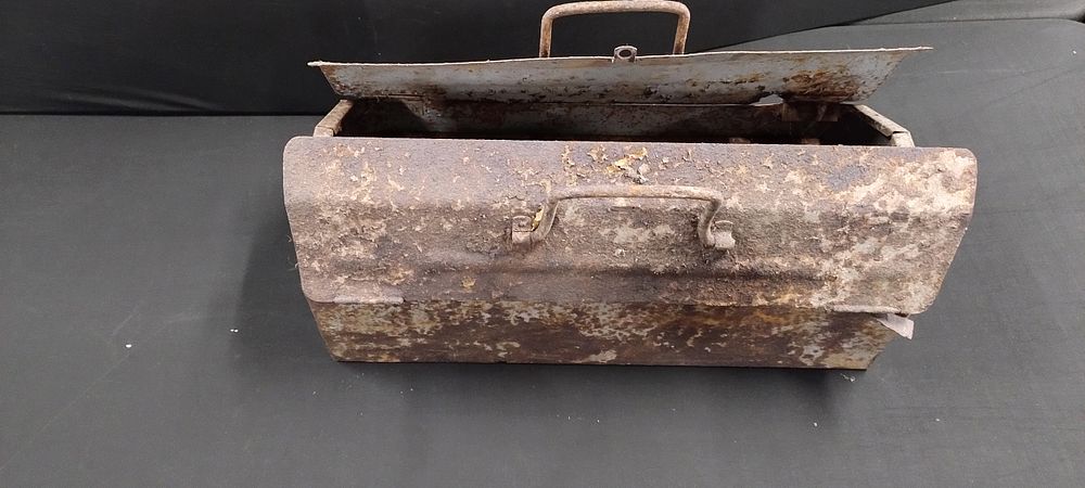 Lot 205: Vintage toolbox containing various tools