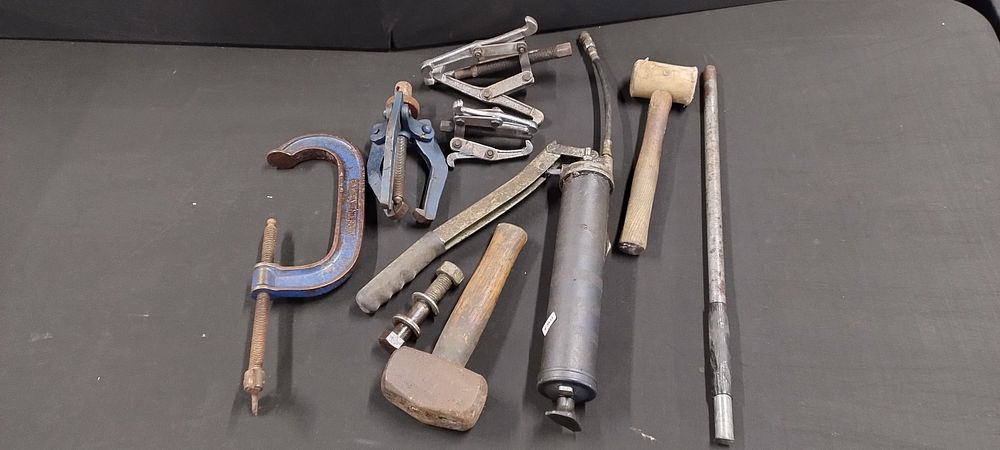 Lot 206: Box of mixed tool including bearing pullers, clamp...