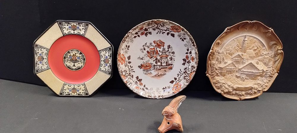 Lot 212: 3 decorative plates. Wedgwood Nanette, Indiana, a chalkware...