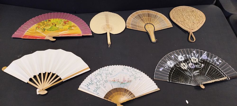 Lot 221: 7 x vintage ladies hand fans with various...