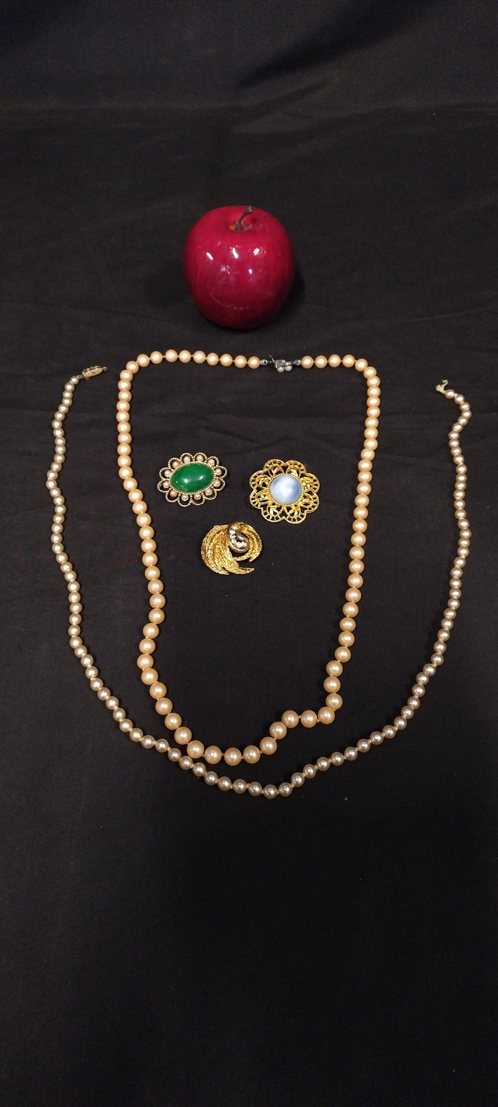 Lot 230: 2 faux pearl necklaces and 3 brooches