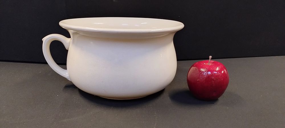 Lot 261: Vintage cream chamber pot