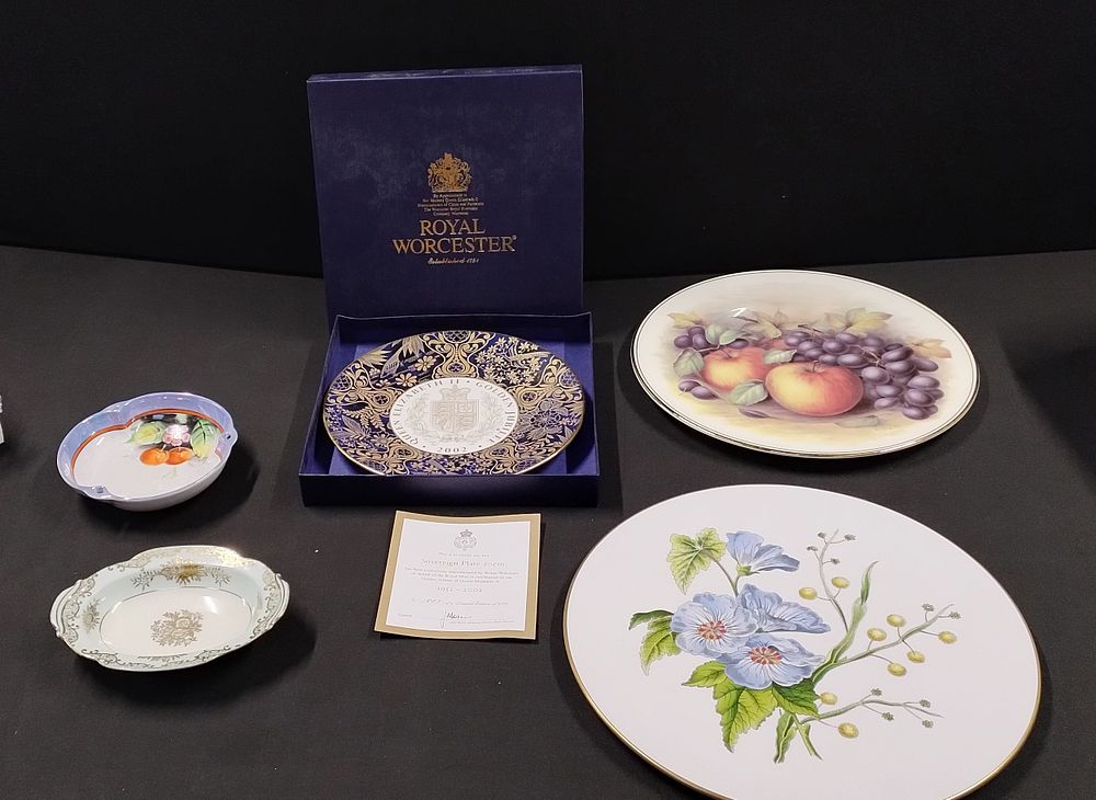Lot 282: Various plates by Spode, teriyaki, Fenton and Royal...