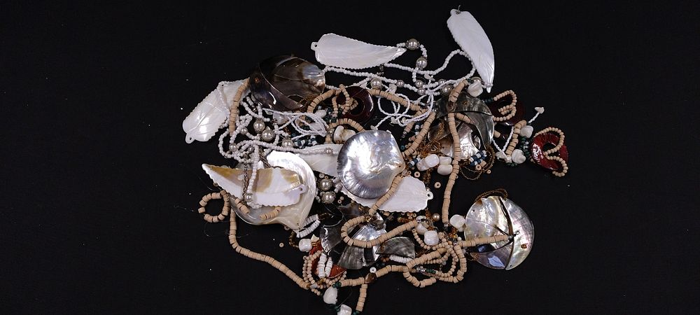 Lot 290: Bag containing various shell and beads ideal for...