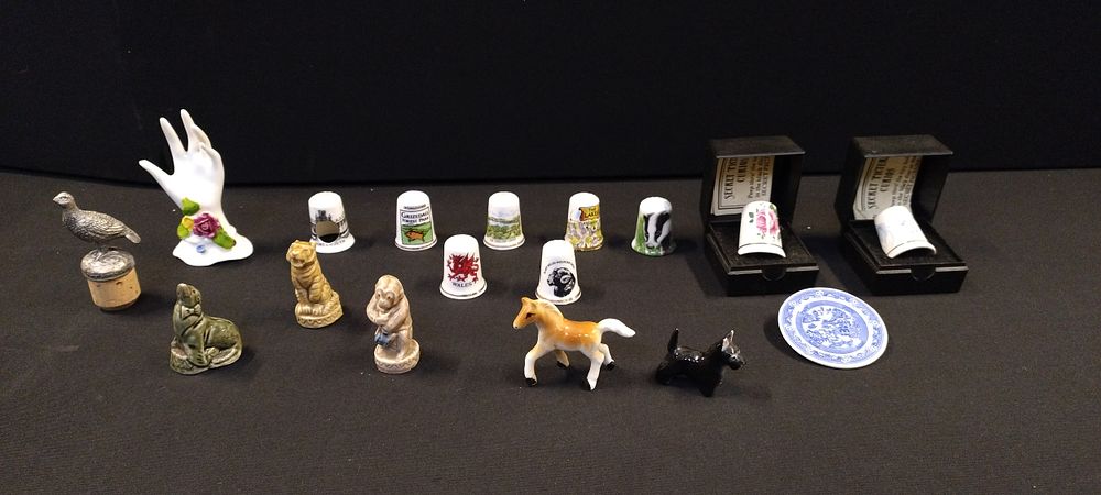 Lot 291: Mixed lot of thimbles and wade figurines, Spode...