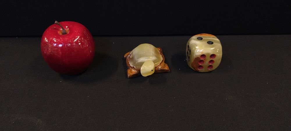 Lot 305: Two small Onyx items. Dice and a turtle