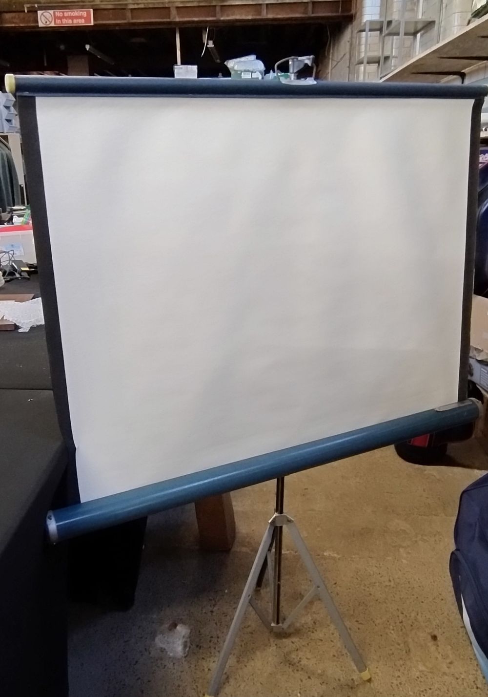 Lot 309: Dixon Atlantic 30 x 40 portable projector screen