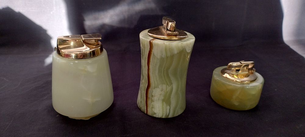 Lot 315: 3 vintage onyx table lighters