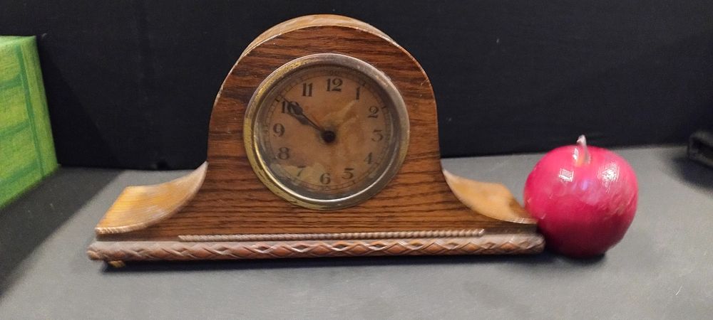 Lot 317: Wind up mantle clock retailed by Bravingtons Ltd...