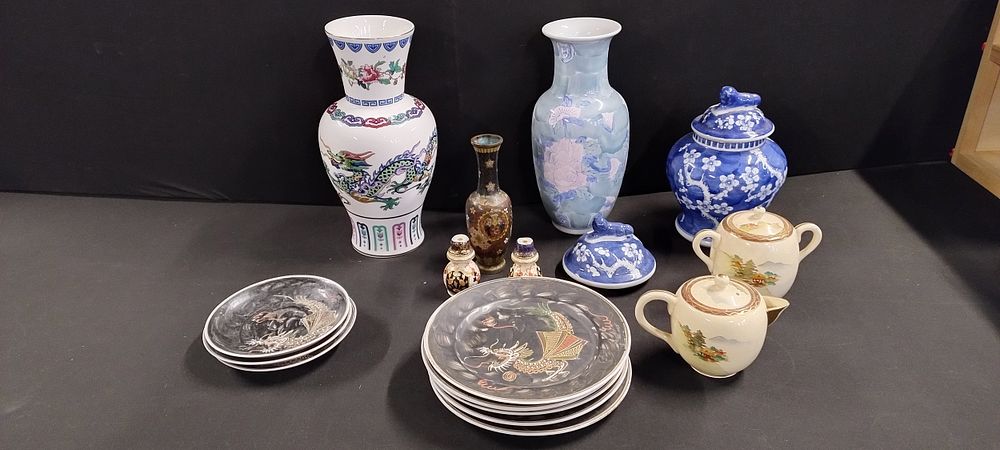Lot 319: Mixed lot of oriental design dragonware, vintage Royal...