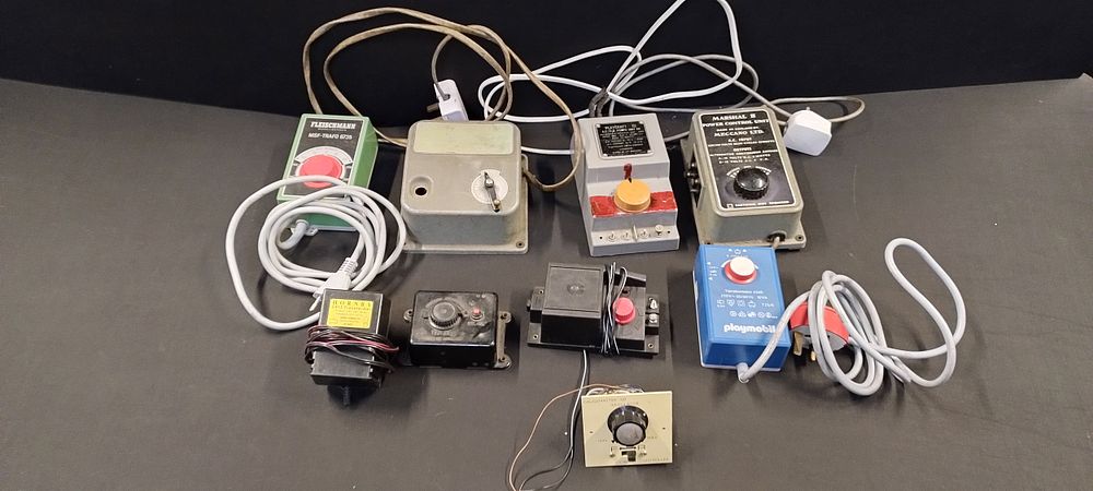 Lot 326: Various train set power units, Tri-ang, Fleischman, Meccano,...