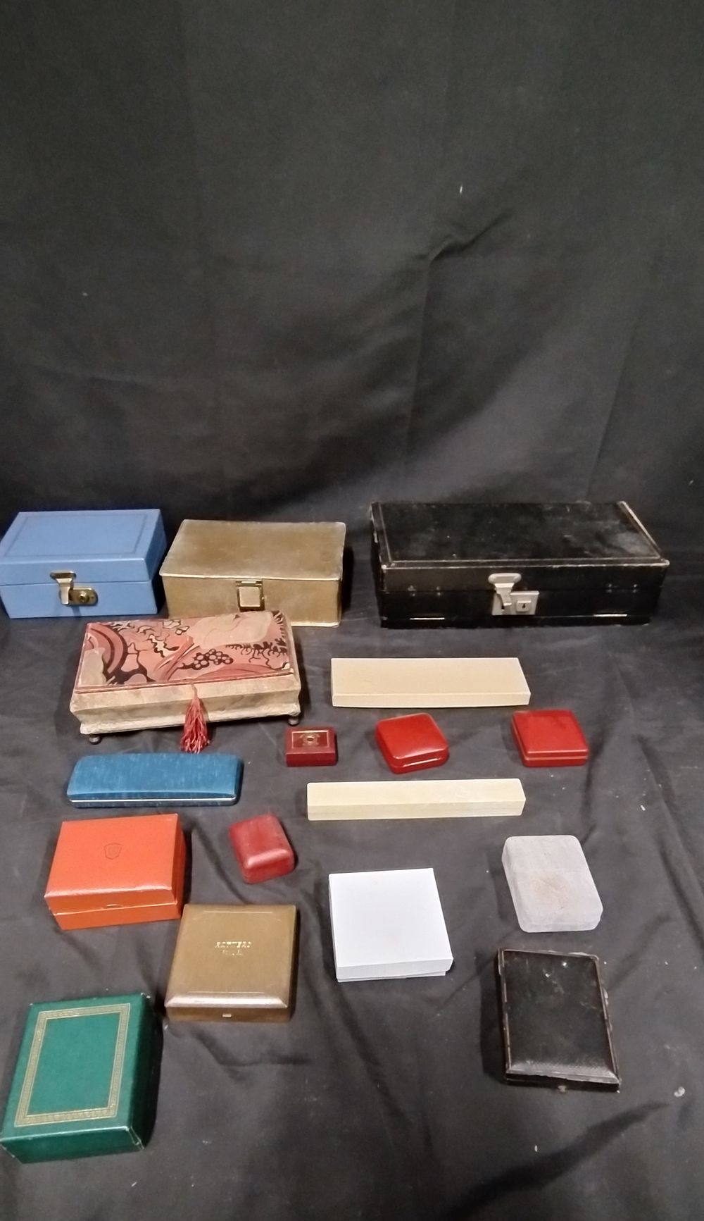 Lot 327: Collection of vintage jewellery boxes
