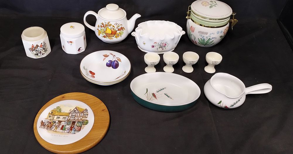 Lot 328: Mixed lot of crockery including Sadler teapot, Royal...