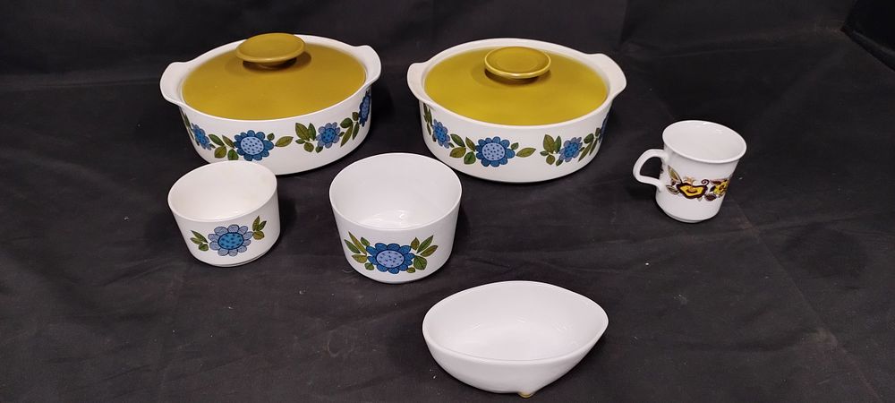 Lot 332: J&G.Meakin casserole dishes with lids 2 dishes and...
