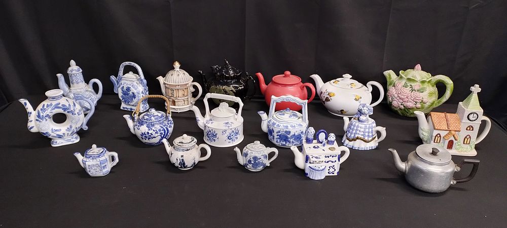 Lot 337: Collection of 18 various teapots including vintage and...