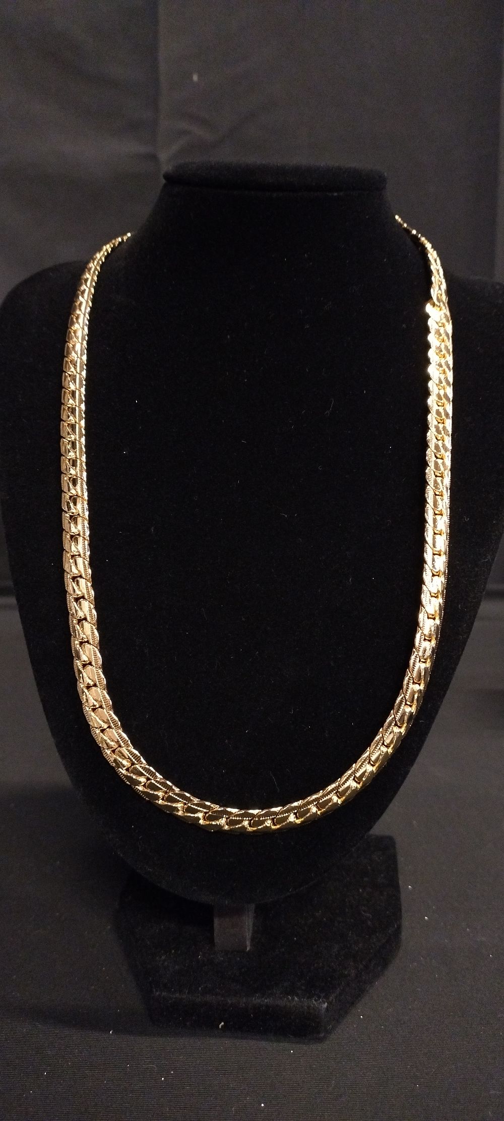 Lot 353: 6 x Various design costume jewellery necklaces and...