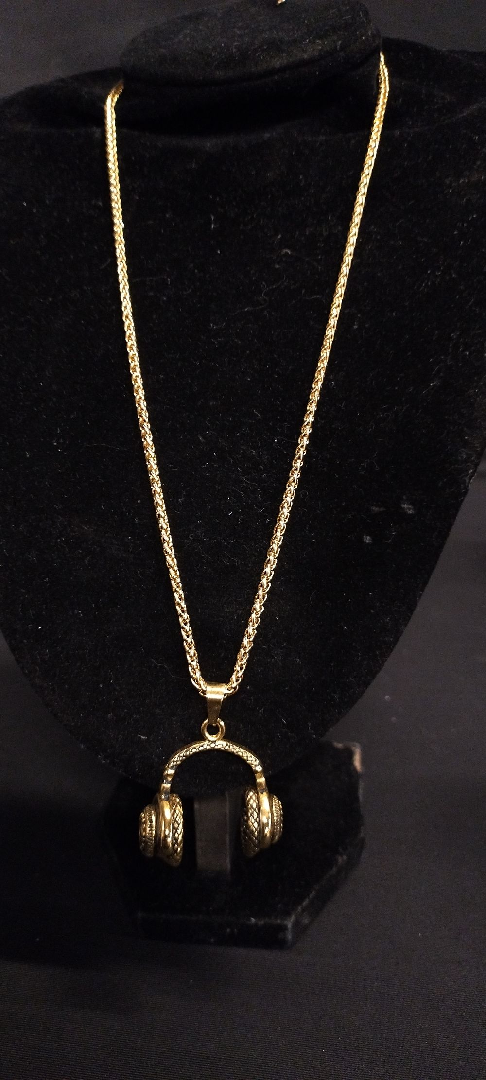 Lot 354: Various costume jewellery, rings, chain and headphone pendant
