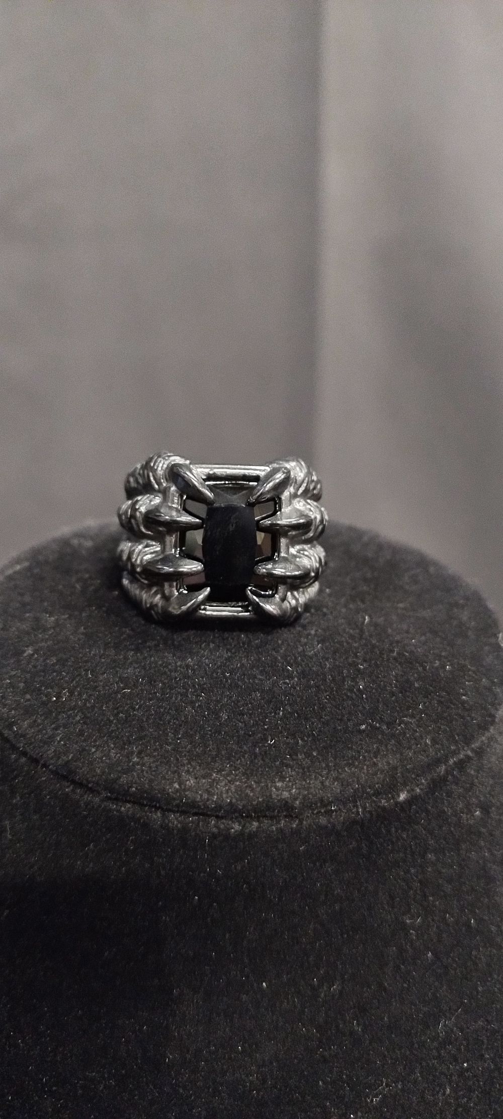 Lot 355: 6 x costume claw design rings with a...